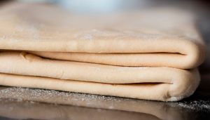 Pâte feuilletée périmée : Peut-on l&rsquo;utiliser ?
